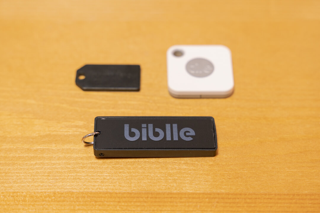 スマートタグbiblle（ビブル）と他の紛失防止タグの大きさを比較している様子