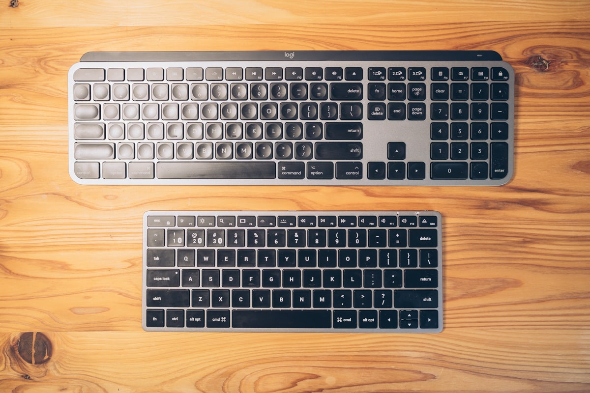 Slim X1 Bluetooth Backlit KeyboardとMx keys for Macを比較した写真