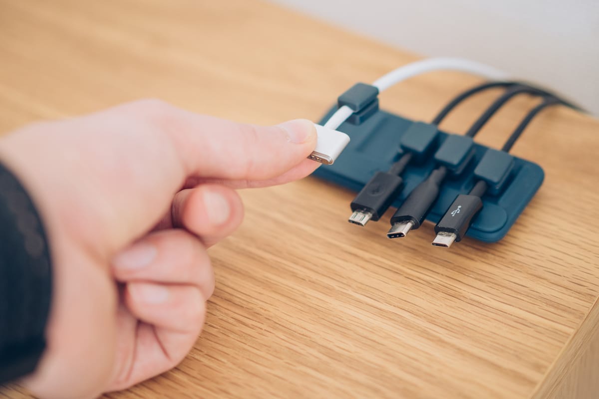 マグネット・ケーブルクリップ Anker Magnetic Cable Holderを使用する様子