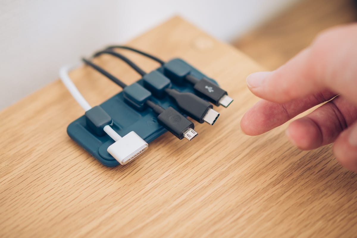 マグネット・ケーブルクリップ Anker Magnetic Cable Holderを使用する様子