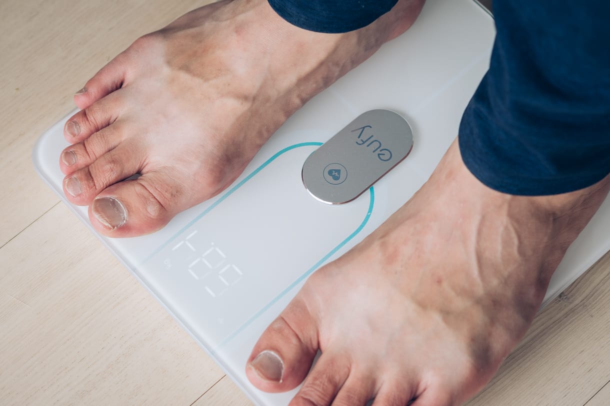 Eufy Smart Scale P2 Proに乗る様子